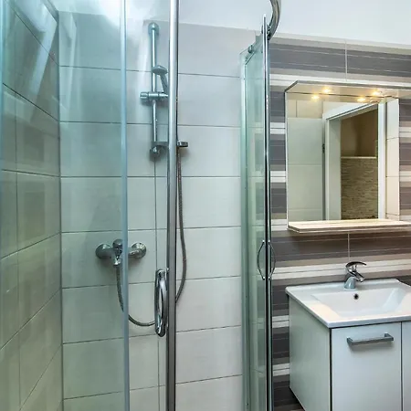 Holiday home Awesome In Suhi Potok With Wifi Jesenice (Split-Dalmatia)