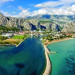 Three-bedroom In Suhi Potok * Jesenice (Split-Dalmatia)