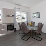 Three-bedroom In Suhi Potok Vakantiehuis
