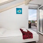 Vakantiehuis Three-bedroom In Suhi Potok Jesenice (Split-Dalmatia)