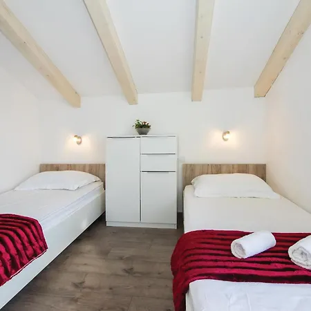 Three-bedroom In Suhi Potok * 耶塞尼采