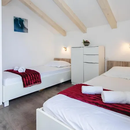 Three-bedroom In Suhi Potok * Jesenice (Split-Dalmatia)