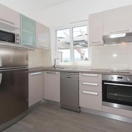 Three-bedroom In Suhi Potok Vakantiehuis