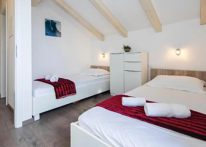 Three-bedroom In Suhi Potok * Jesenice (Split-Dalmatia)