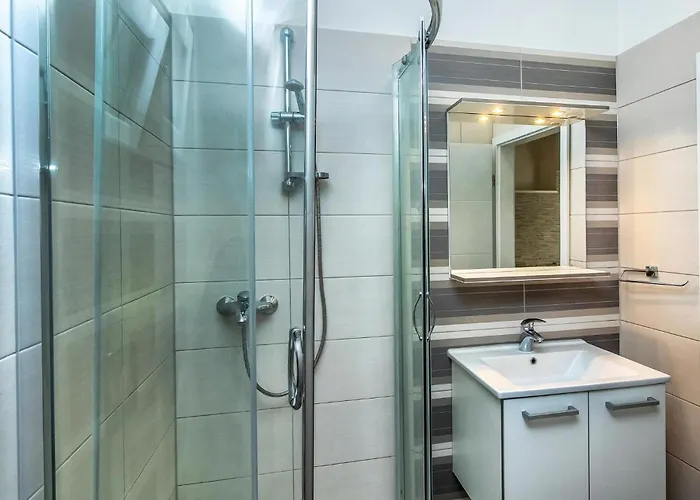 Casa de Férias Three-bedroom In Suhi Potok Jesenice (Split-Dalmatia)