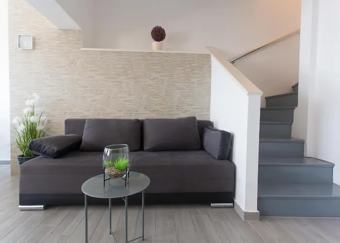 Three-bedroom In Suhi Potok Casa de Férias Jesenice (Split-Dalmatia)