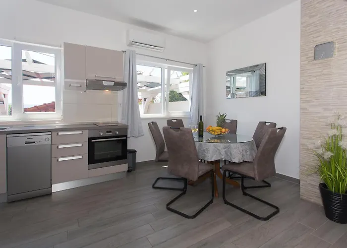 Three-bedroom In Suhi Potok Casa de Férias