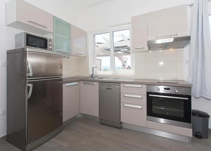 Three-bedroom In Suhi Potok Casa de Férias